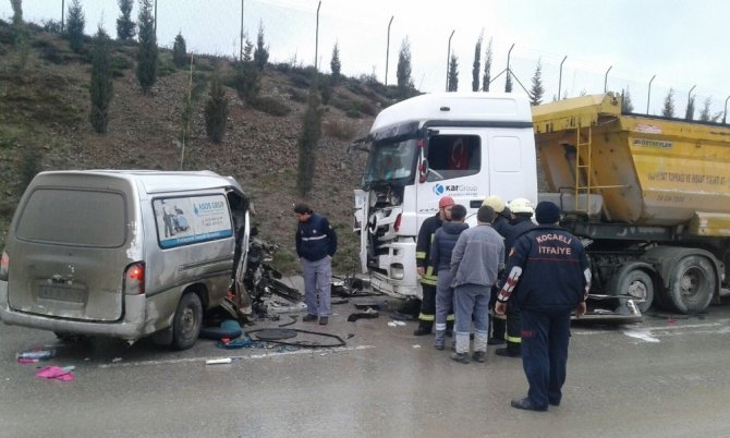 Gebze'de İşçileri taşıyan minibüs ile hafriyat kamyonu kafa kafaya çarpıştı
