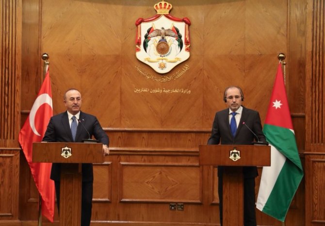 Bakan Çavuşoğlu: “Rejim YPG’yi korumak için girerse, durmayız