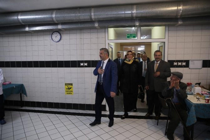 Regaib Gecesi’nde Huzurevi’ndeki yaşlılarla bir araya geldi