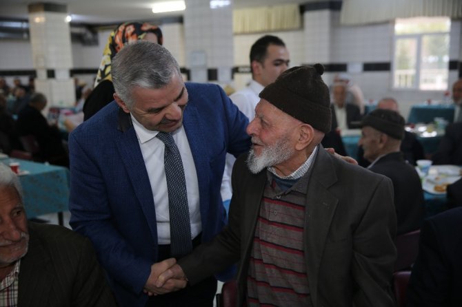 Regaib Gecesi’nde Huzurevi’ndeki yaşlılarla bir araya geldi