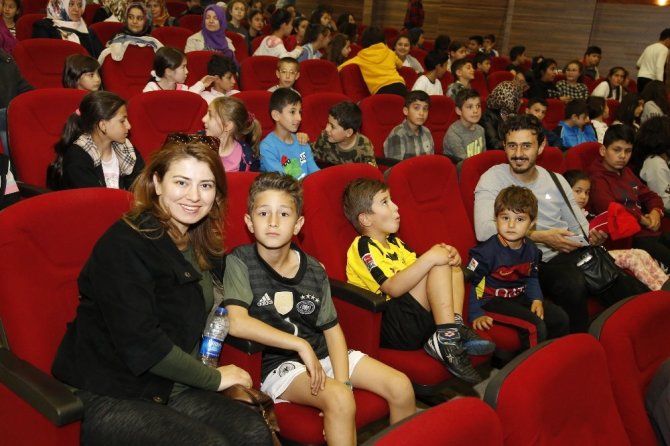 DHT' nin Sahnelediği "Pati Kardeşliği" Seyirciyle Buluştu