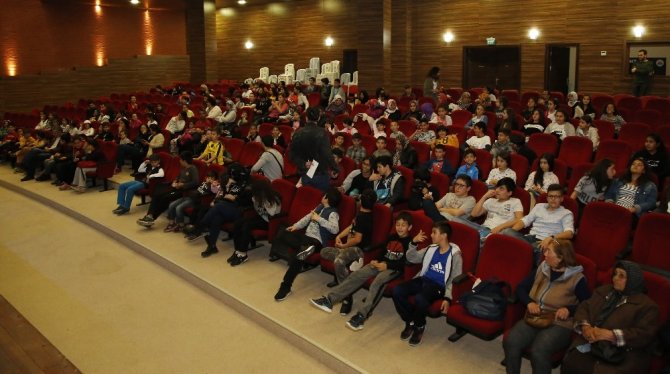 DHT' nin Sahnelediği "Pati Kardeşliği" Seyirciyle Buluştu