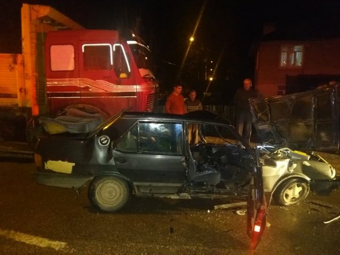 Kastamonu'da Kamyon ile otomobil çarpıştı: 2 Yaralı