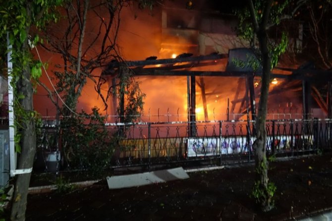 Kuşadası’nda bir lokanta alev alev yandı