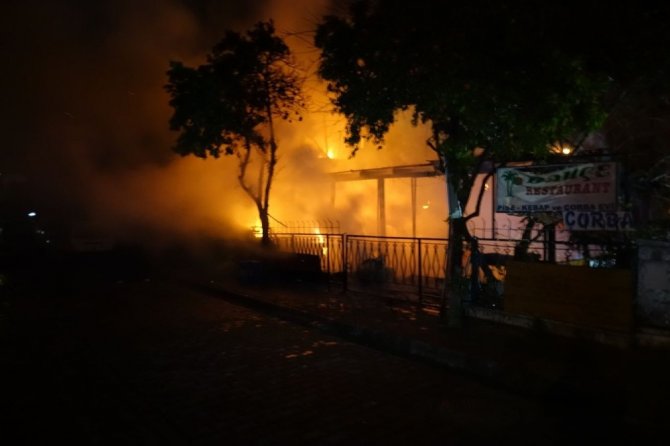 Kuşadası’nda bir lokanta alev alev yandı