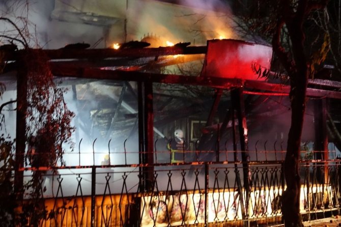 Kuşadası’nda bir lokanta alev alev yandı