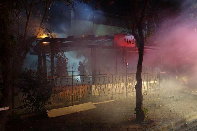 Kuşadası’nda bir lokanta alev alev yandı