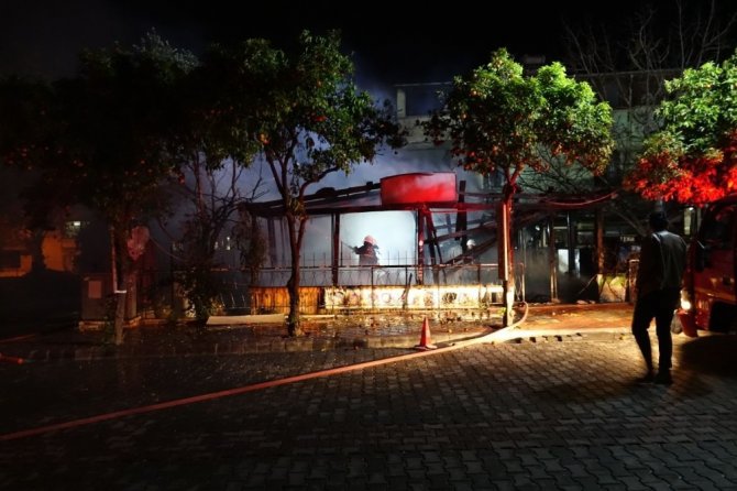 Kuşadası’nda bir lokanta alev alev yandı