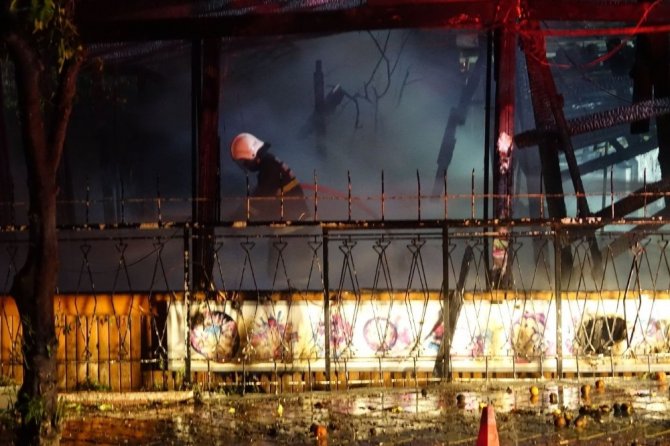 Kuşadası’nda bir lokanta alev alev yandı