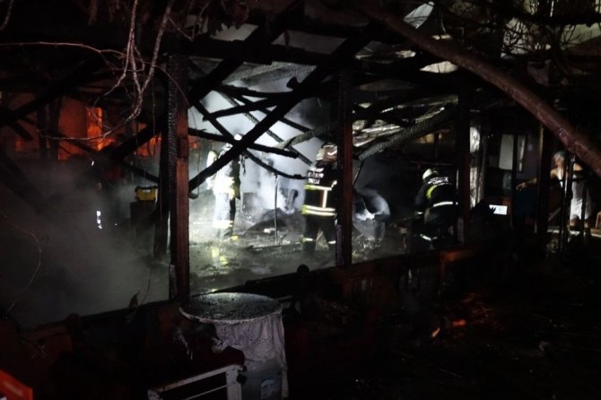 Kuşadası’nda bir lokanta alev alev yandı