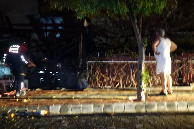 Kuşadası’nda bir lokanta alev alev yandı