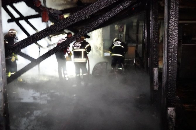 Kuşadası’nda bir lokanta alev alev yandı