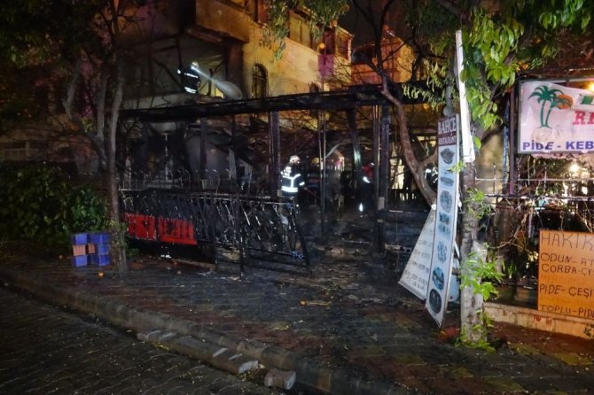 Kuşadası’nda bir lokanta alev alev yandı