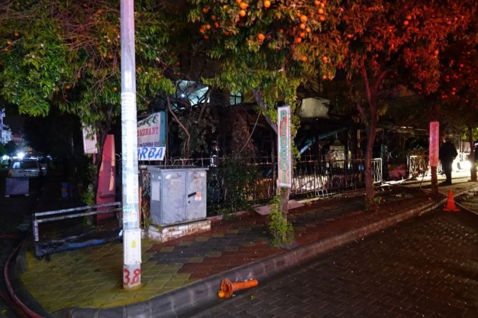 Kuşadası’nda bir lokanta alev alev yandı