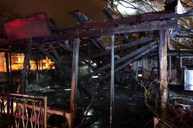 Kuşadası’nda bir lokanta alev alev yandı