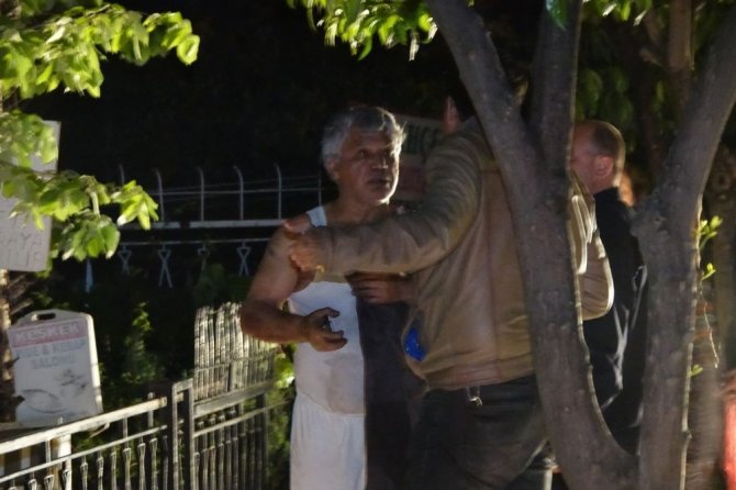 Kuşadası’nda bir lokanta alev alev yandı