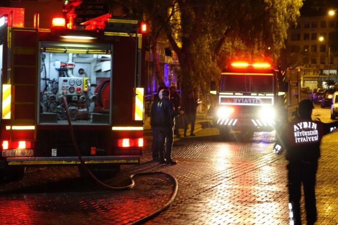 Kuşadası’nda bir lokanta alev alev yandı