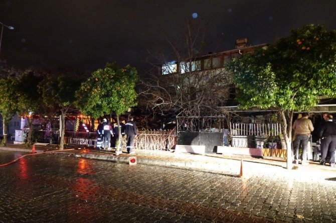 Kuşadası’nda bir lokanta alev alev yandı