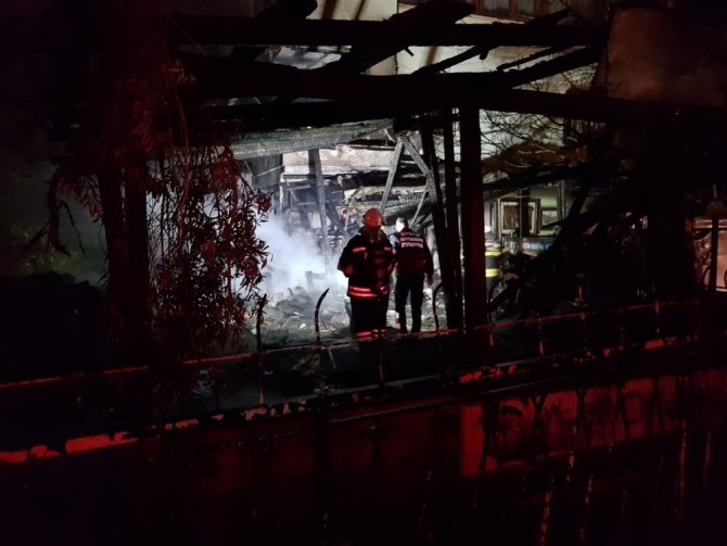 Kuşadası’nda bir lokanta alev alev yandı