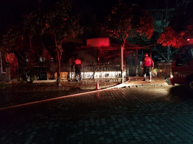 Kuşadası’nda bir lokanta alev alev yandı