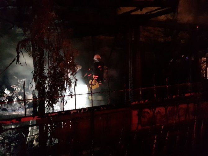 Kuşadası’nda bir lokanta alev alev yandı