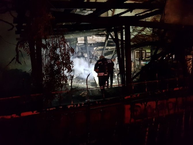 Kuşadası’nda bir lokanta alev alev yandı