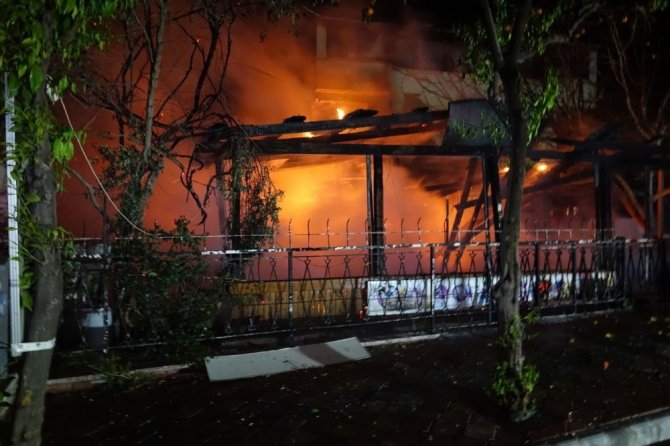 Kuşadası’nda bir lokanta alev alev yandı
