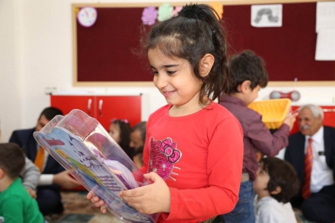 Vali Sonel Anaokulu Öğrencilerini Mutlu Etti