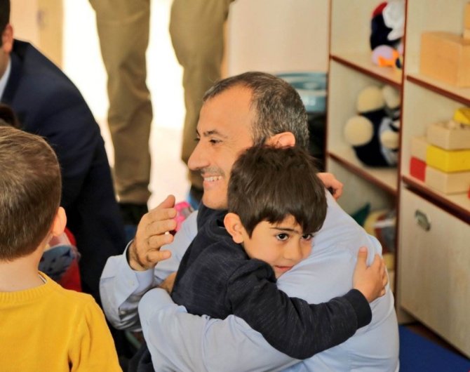 Vali Sonel Anaokulu Öğrencilerini Mutlu Etti