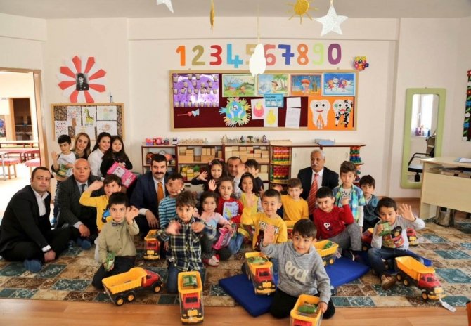Vali Sonel Anaokulu Öğrencilerini Mutlu Etti