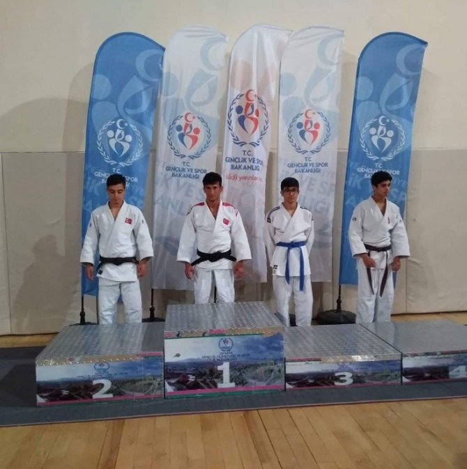 Bilecik'te Yapılan Müsabakalarda Başarılı Sporcular Ödüllendirildi