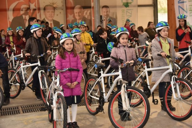 İzmit’te Belediyesi Bisiklet Dağıtmaya Devam Ediyor