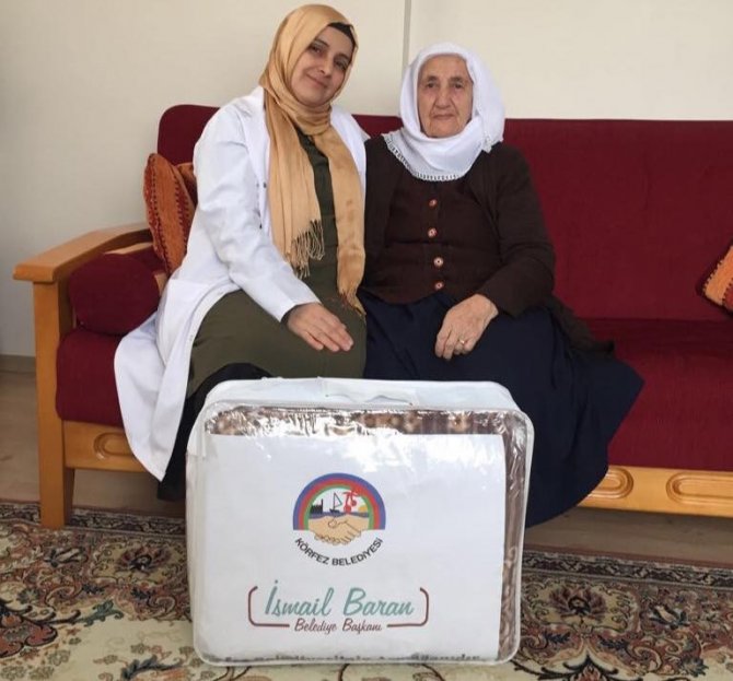 Körfez Belediyesi Yaşlıları Evinde Ziyaret Etti İsteklerini Dinledi