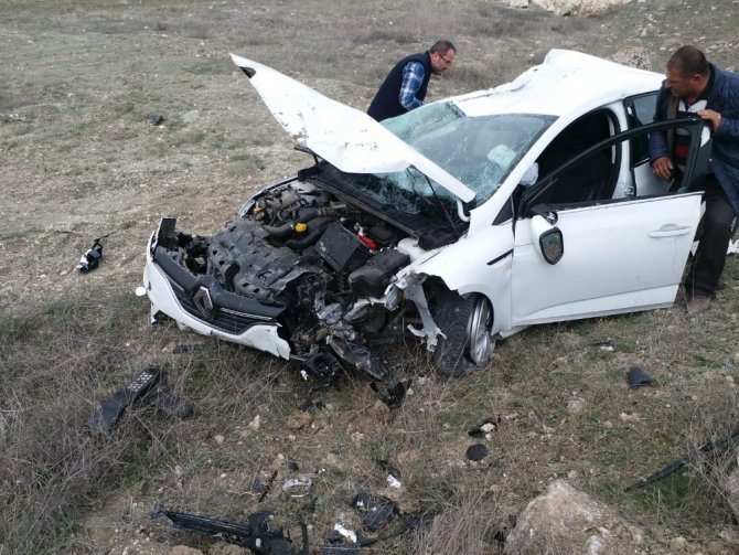 Kütahya Emet’te Araba Yoldan Çıktı