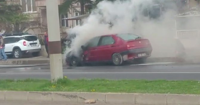 Kütahya'da Seyir Halindeki Araç Alev Alev Yandı