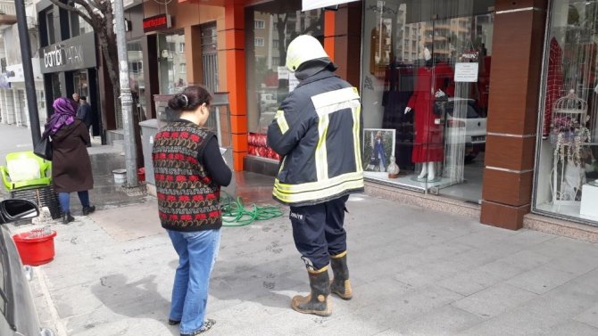 Manisa'da İş Yerinin Bacası Yandı! Maddi Hasar Büyük