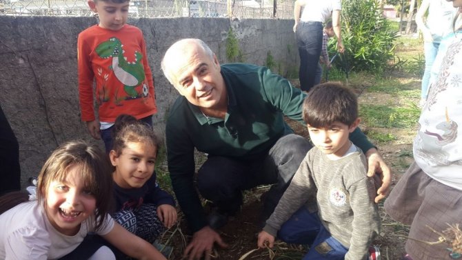 Adana'da Orman Haftasında Öğrenciler Fidan Dikdi