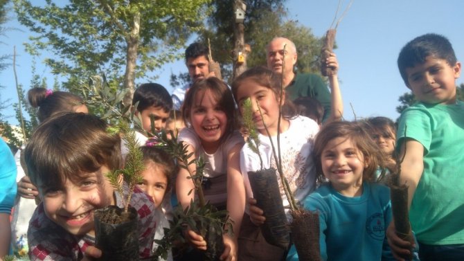 Adana'da Orman Haftasında Öğrenciler Fidan Dikdi