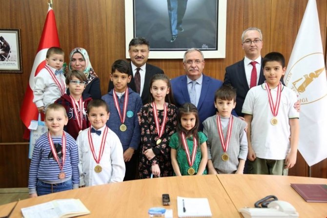 Kütahya'da En Çok Kitap Okuyan Öğrenciler Ödüllendirildi