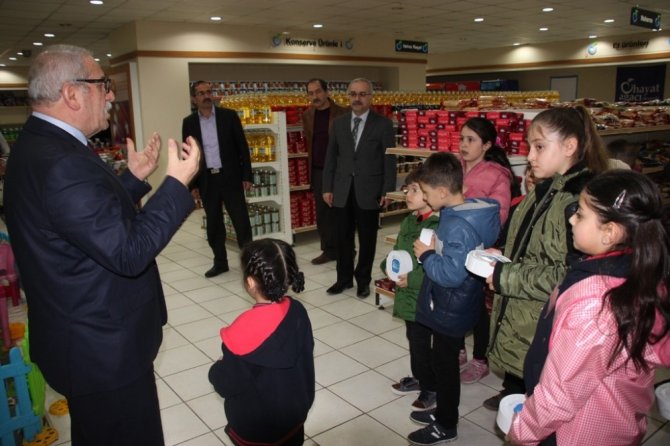 Sivas'ta Öğrenciler Gıda Bankası’nda yardımlaşmayı öğreniyor