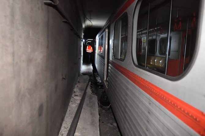 İstanbul'da metro çilesi! M3 Bakırköy-Kayaşehir metro hattı arızası vatandaşları mağdur etti!