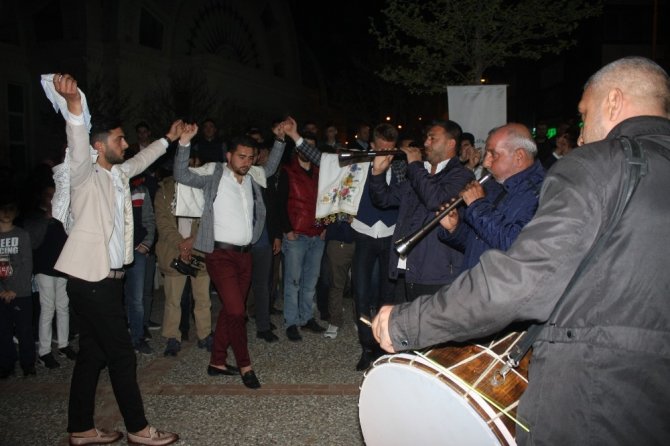 Çavuşoğlu 31 askeri halayla uğurladı