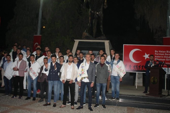 Çavuşoğlu 31 askeri halayla uğurladı