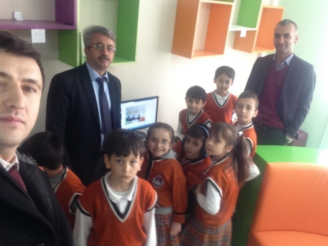 Polislerden ilkokula bilgisayar yardımı