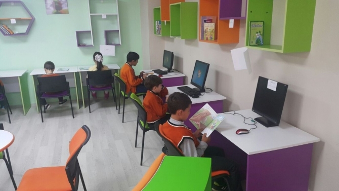 Polislerden ilkokula bilgisayar yardımı