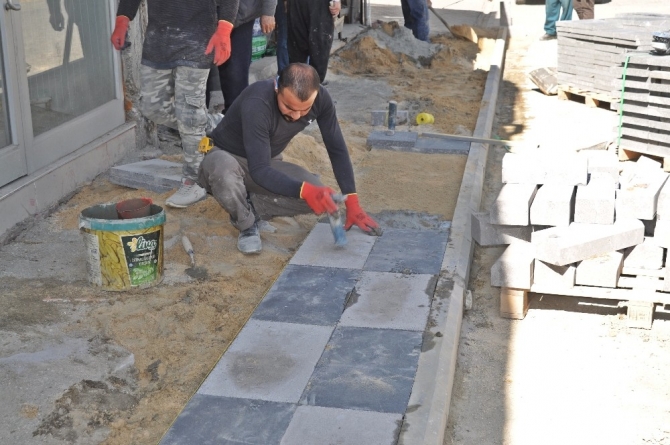 Turan Özdemir Caddesinde kaldırımlar yenileniyor