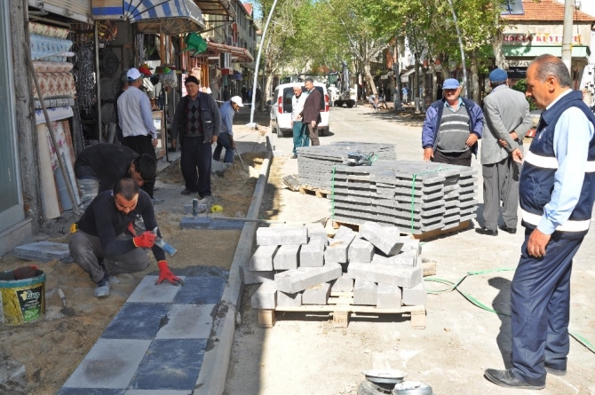 Turan Özdemir Caddesinde kaldırımlar yenileniyor