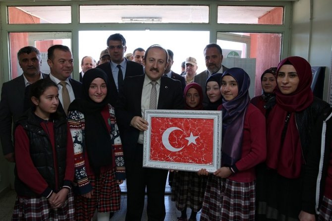 Vali Pehlivan, “Köyün En Çocuk Hali” Projesinde Kütüphane Açılışı Gerçekleştirdi