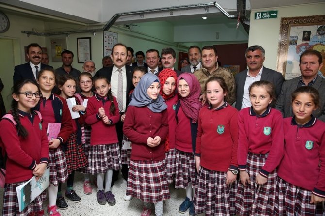 Vali Pehlivan, “Köyün En Çocuk Hali” Projesinde Kütüphane Açılışı Gerçekleştirdi