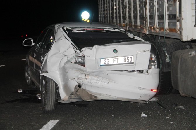 Elazığ’da trafik kazası... otomobil karşı şeride savruldu!